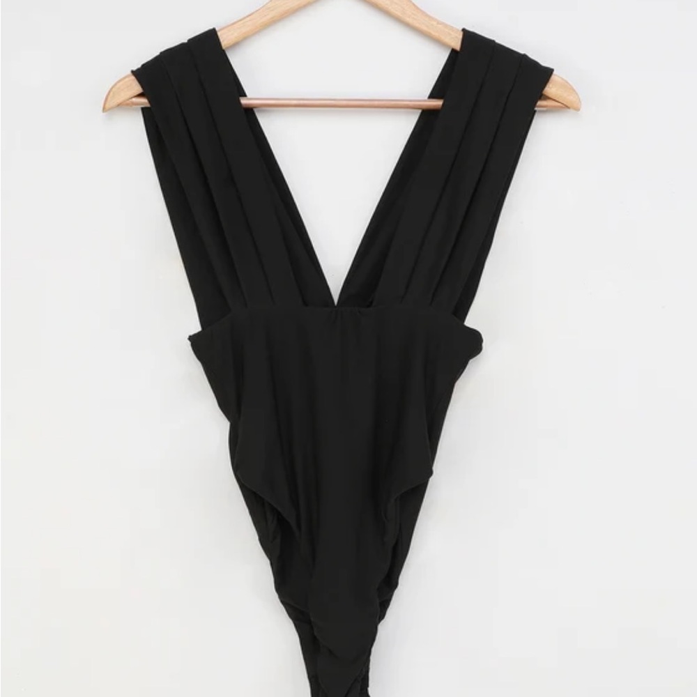 V-neck black sleeveless bodysuit 🖤